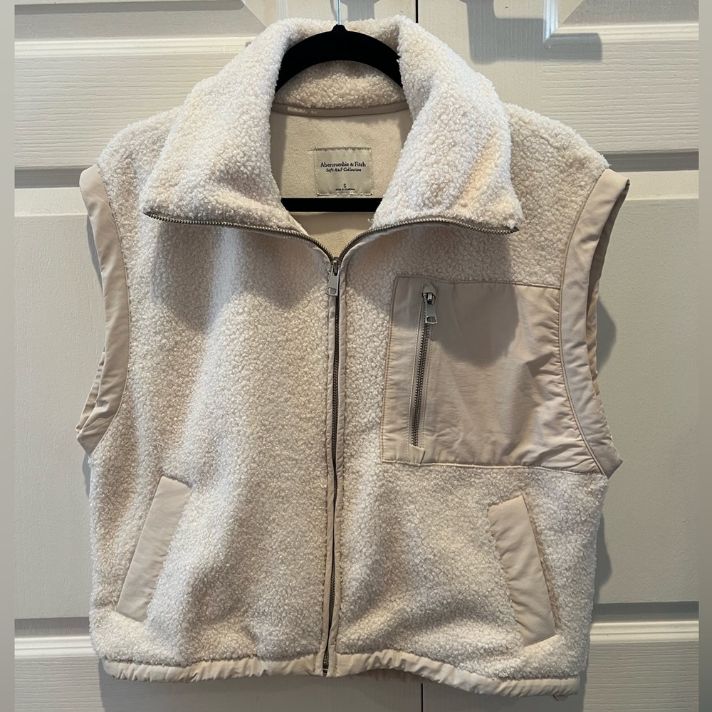 Abercrombie Soft AF off-white vest